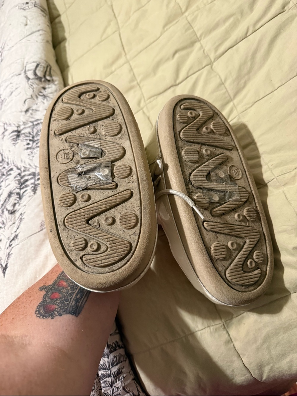 Mickey & Minnie moon boots - women’s 9 - Picture 3 of 3